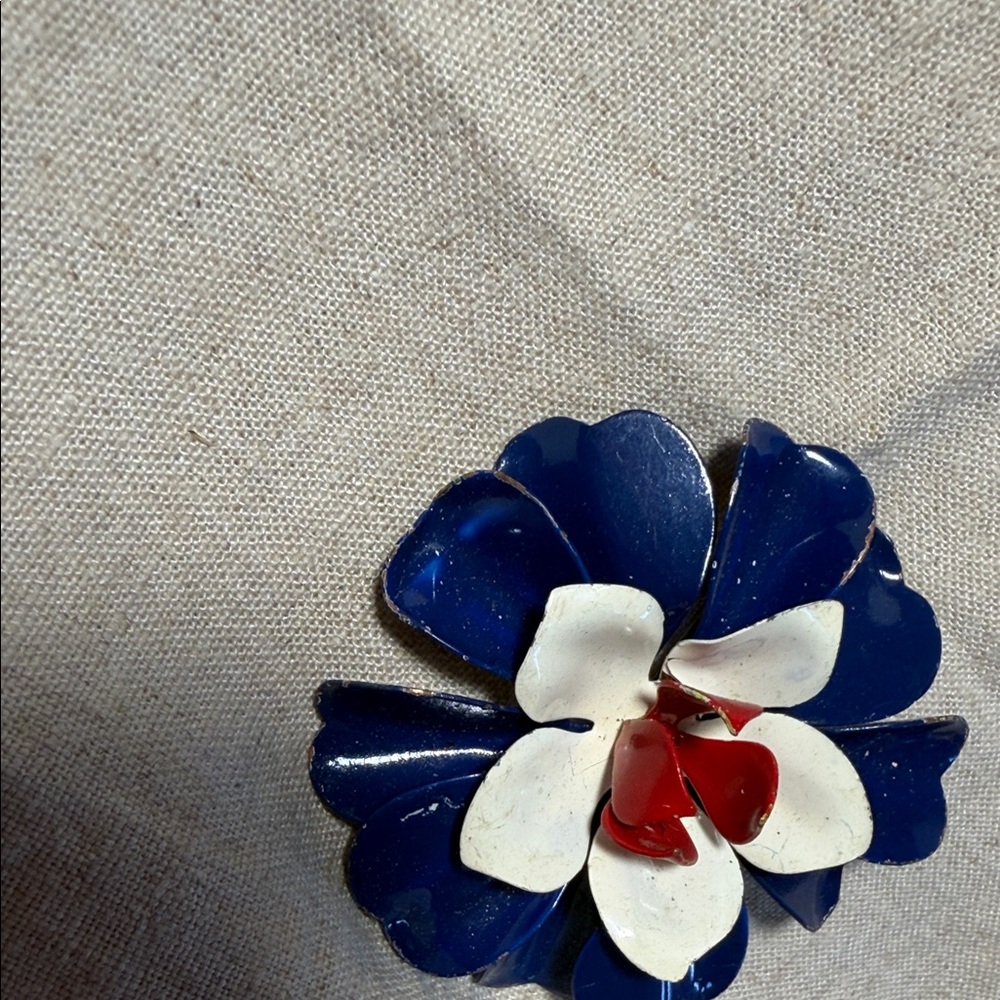 Patriotic Blue, White & Red Enamel Flower Power Brooch. WA550 - Picture 2 of 4